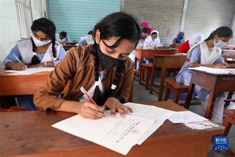 孟加拉国举办新冠疫情爆发后首次学生公共考试_时图_图片频道_云南网
