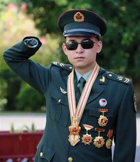 “排雷英雄”杜富国回家过年了 乡亲们这样欢迎他 - 中国军网