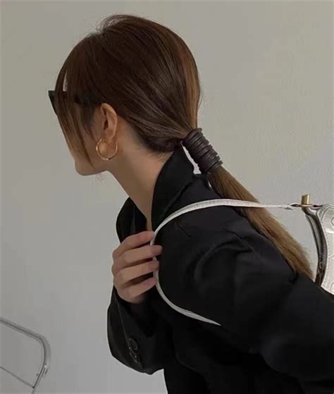 低马尾温柔头像女生