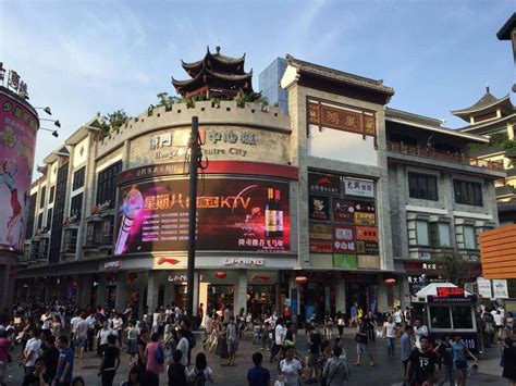 实拍深圳有名的三大步行街，如今日薄西山，店铺紧闭大门_东门