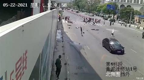昨天，南京新街口瞬间被人群挤爆了！