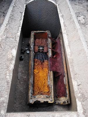 军区修基地挖出7吨巨棺，棺内有一文物，中外专家：第八大奇迹！_手机新浪网