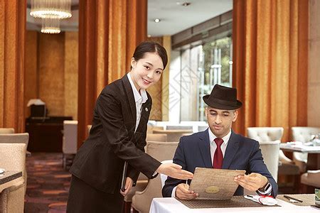 酒店服务餐厅服务员给外国客人上菜高清图片下载-正版图片501417234-摄图网