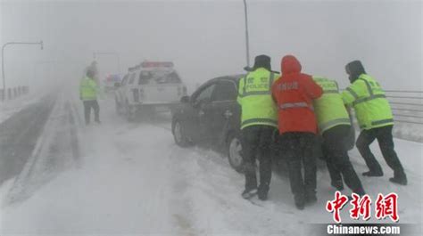 新疆玛依塔斯遭遇风吹雪 交警及时救援两车六人-新闻中心-天山网