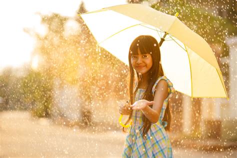 撑着雨伞的小女孩摄影高清图片 - 三原图库sytuku.com