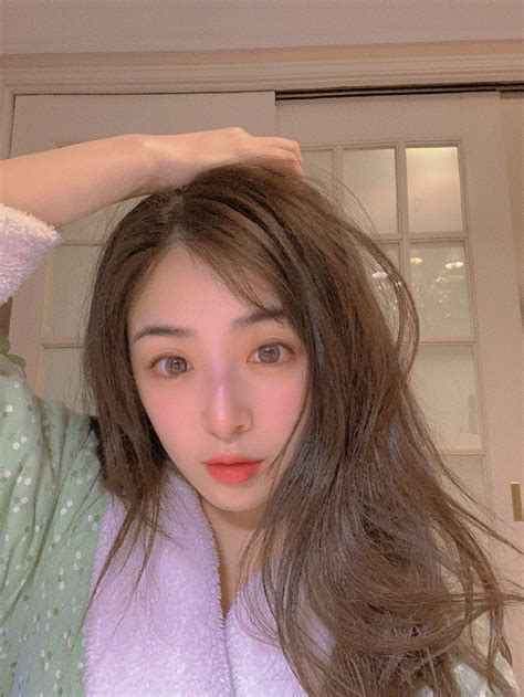 卷发温柔自拍头像女生