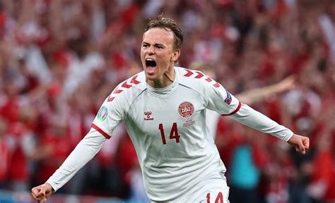 欧洲杯：丹麦4-0狂胜威尔士美女首相抢镜，威尔士黄金一代落幕_贝尔