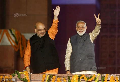 印度总理莫迪领导联盟大选获胜 比胜利手势庆祝_新浪图片