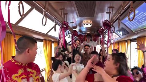 贵州一对新人选公交车作为婚车：觉得更有纪念价值_凤凰网视频_凤凰网