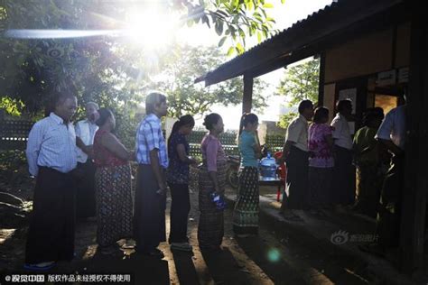 缅甸大选拉开帷幕 民众排队投票_新浪图片