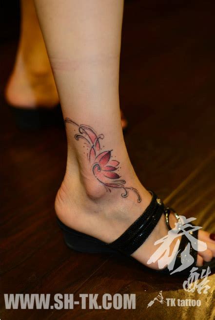 女生脚踝处唯美很漂亮的莲花纹身图案