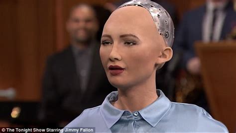 美女机器人参加电视节目 与主持人开玩笑做游戏_智能_环球网