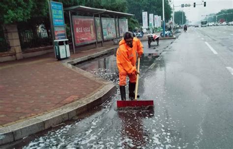 环卫工人晴扫雨刷 风雨中的坚守只为守护着城市最美的“风采”_临沂环境卫生集团有限公司