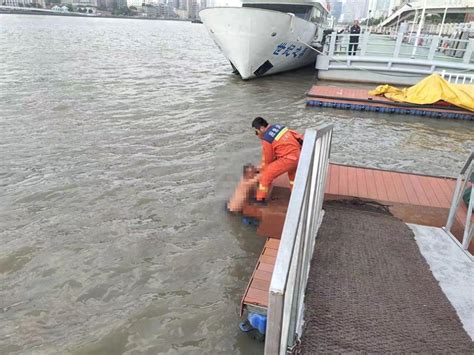 男子喝了一斤多白酒后坠入黄浦江，多位消防员协力成功施救 - 酷族派