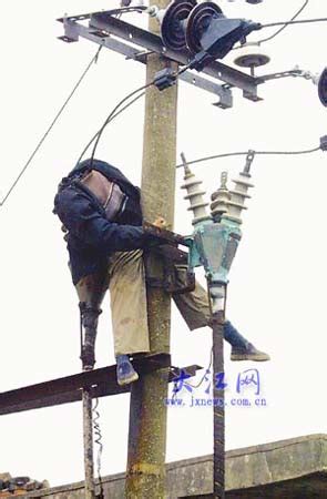 五年内 安徽霍邱一根电线杆造成多起事故！_安徽频道_凤凰网