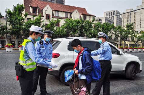 短暂停靠、即接即走……上海交警“一校一方案”，保障开学期间道路交通有序安全