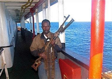 索马里海盗手持M-16登船抢劫_移动腾讯网