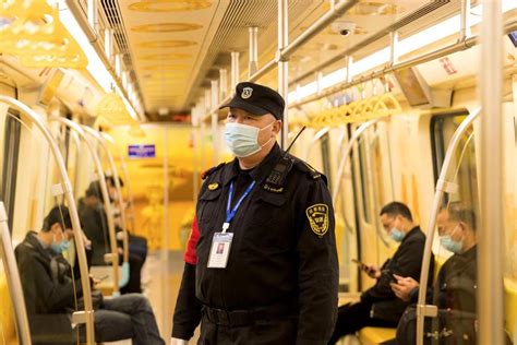 市民手机遗失在地铁上 工作人员追了6个站之后…… - 成都 - 无限成都