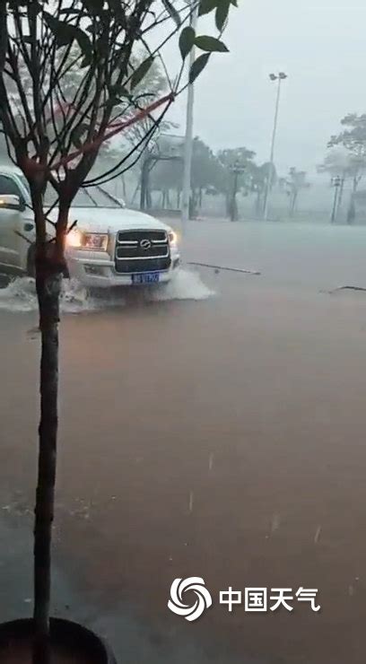 暴雨致广东遂溪一学校围墙被冲倒-首页-中国天气网