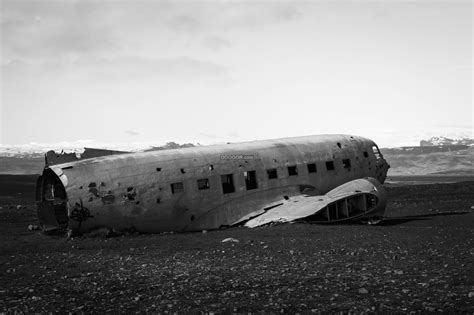 高清镜头拍摄坠毁的飞机残骸让人感到灾难的可怕