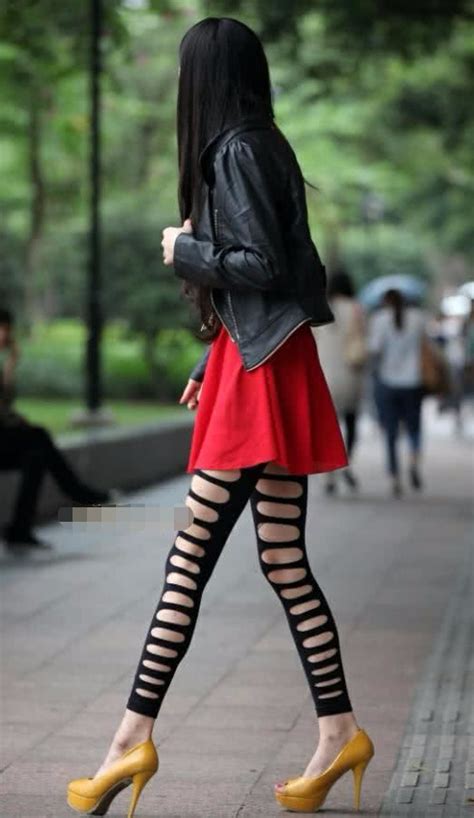 成熟御姐黑色漏洞黑丝袜大显性感好身材，红色的裙子真是不搭