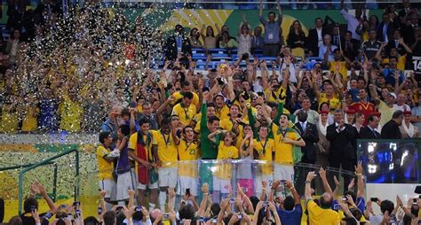 巴西夺联合会杯冠军 内马尔幸福吻奖杯_世界杯精彩图片_太平洋电脑网PConline