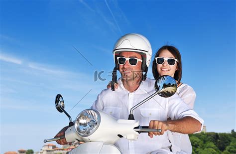 一对情侣骑摩托车穿越东南亚丛林高清图片下载-正版图片506376747-摄图网