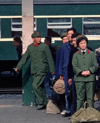 六七十年代流行绿军装，如现在一线名牌，如今回归新人穿它拍照片