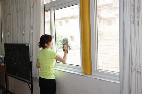 生活小窍门：擦玻璃的方法 - 装修保障网