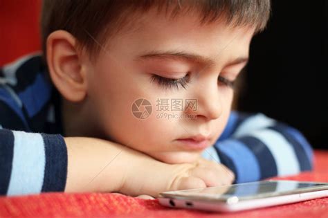 带平板电脑的小男孩数字时代高清图片下载-正版图片507464174-摄图网