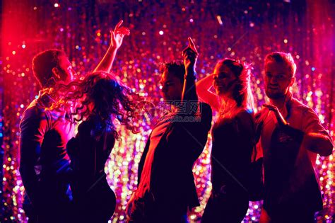 一群人在迪斯科夜总会跳舞高清图片下载-正版图片306615033-摄图网