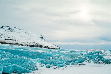 冰冷的河流和雪的壮丽景色北欧冰岛旅游图片下载 - 觅知网
