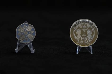 首批印有查尔斯三世肖像硬币，正式生产！面值为→_手机新浪网