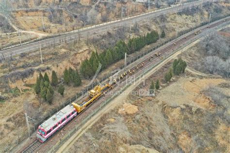 河南三门峡：陇海铁路河南段启动长钢轨更换施工-人民图片网