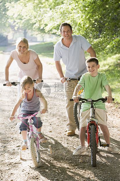 双脚骑自行车的家庭在路上微笑着笑高清图片下载-正版图片320163071-摄图网