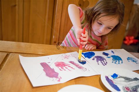 小女孩课外学习美术绘画高清图片下载-正版图片501811152-摄图网