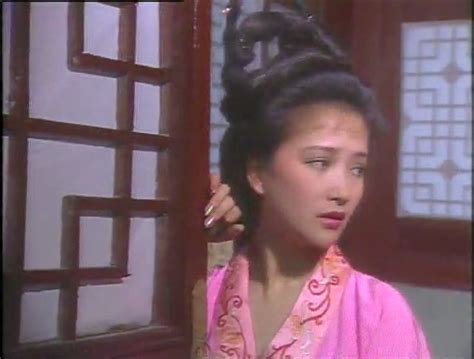 何晴在水浒传中饰演李师师，她的一颦一笑都让人魂牵梦绕