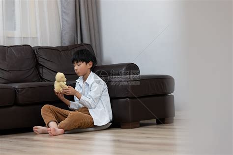 一个人在家孤独的小男孩高清图片下载-正版图片501729979-摄图网