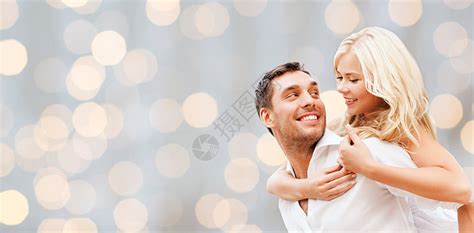 假期,人,爱约会的幸福的夫妇拥抱灯光背景高清图片下载-正版图片300663809-摄图网