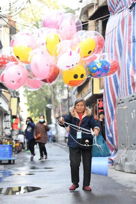 服装店开业白金色气球拱门布置-开业乔迁|广州气球布置