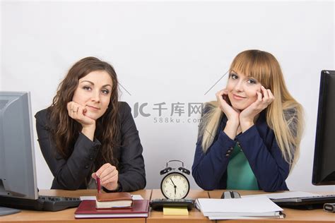 办公室里的两个女孩等待下班时间高清摄影大图-千库网
