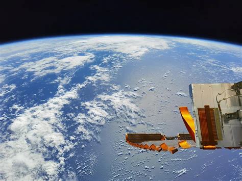 中国空间站航天员首次出舱：全景相机拍到地球绝美画面_凤凰网