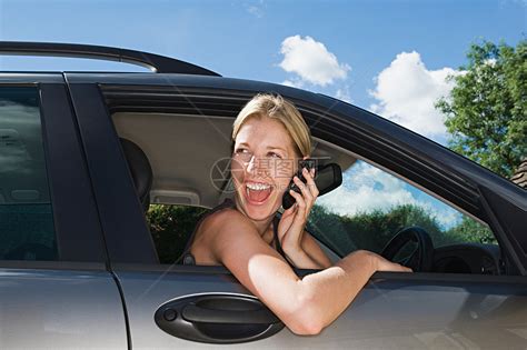 在车上打电话的女人高清图片下载-正版图片501492976-摄图网