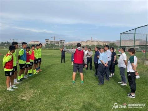 新疆维吾尔自治区第十四届运动会足球比赛开赛-人民图片网