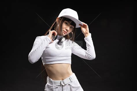 学街舞妆容甜美女生头像