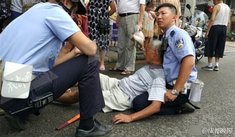 老人被车撞倒 交警双膝跪滚烫地面搀扶_公益_凤凰网