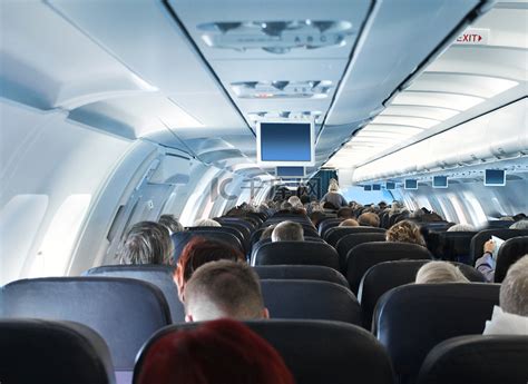 乘客在飞机机舱内部高清摄影大图-千库网