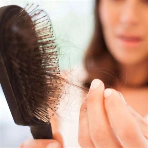 女人脱发是什么原因引起的？女人总脱发怎么办？ – 生发垂直网