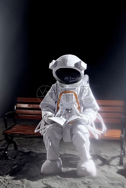 宇航员手拿书本坐在长椅上的创意形象高清图片下载-正版图片502355656-摄图网