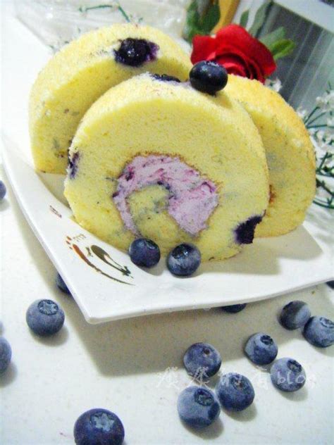 【蓝莓蛋糕卷的做法步骤图，蓝莓蛋糕卷怎么做好吃】看海的小日子_下厨房